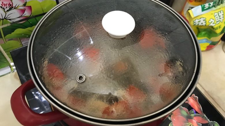 夏日靓汤(西红柿排骨汤),盖上锅盖,继续小火煮五分钟