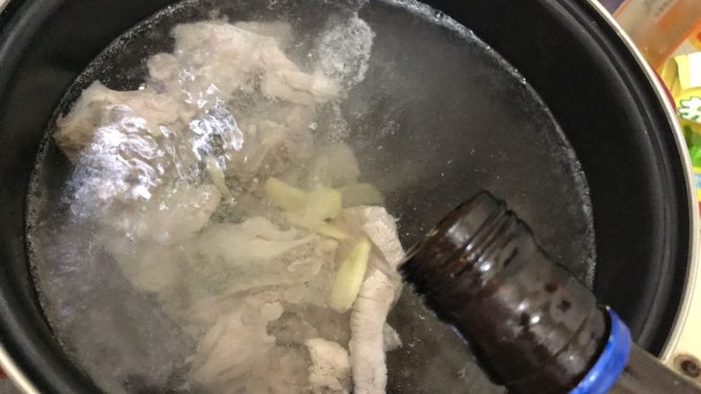 夏日靓汤(西红柿排骨汤),再加少许料酒