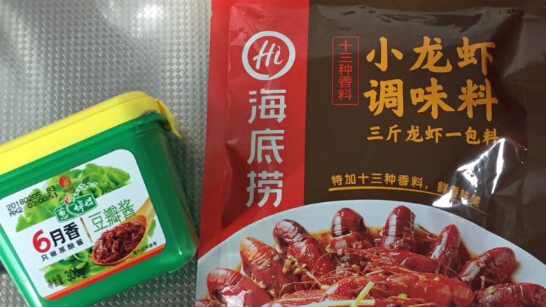 十三香小龙虾,调料拿出来。(我不是做广告,我用的是这两个)