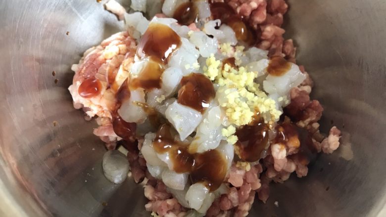 鲜虾鲜肉韭菜饺子,把酱油和蚝油倒入肉馅中,朝同一个方向搅拌好。