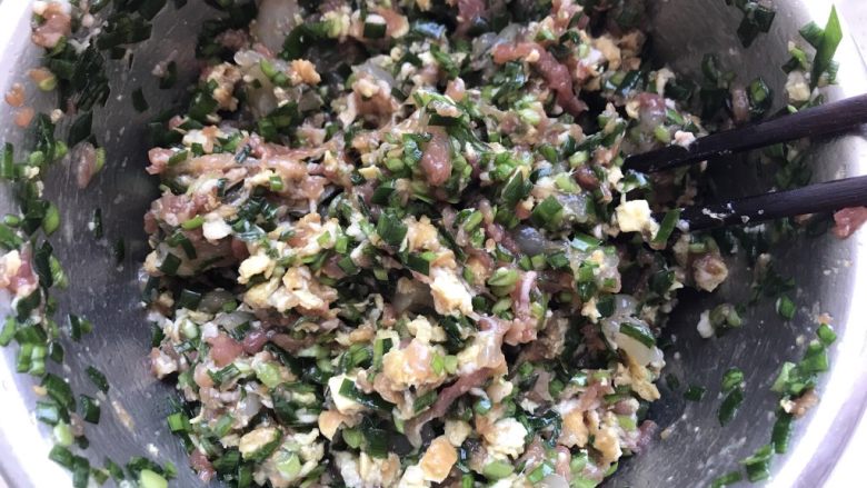 鲜虾鲜肉韭菜饺子,肉馅搅拌好。如果肉馅有点干,稍微加一点水再搅拌好。