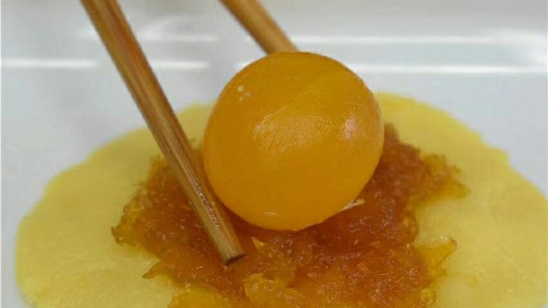 凤梨蛋黄酥,入一个面片放入凤梨膏,在加一个<a style='color:red;display:inline-block;' href='/shicai/ 9596'>咸蛋黄</a>。