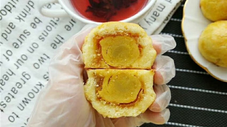 凤梨蛋黄酥,切开,皮酥馅香。