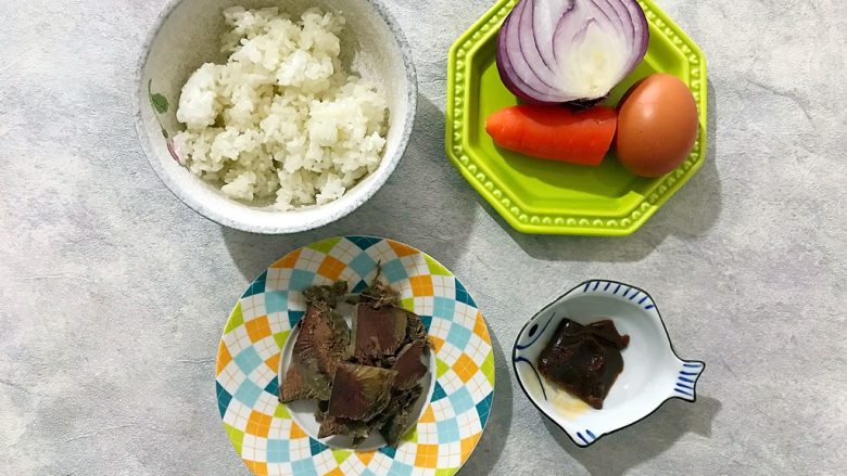 沙茶酱牛肉炒饭,首先我们准备好所有食材