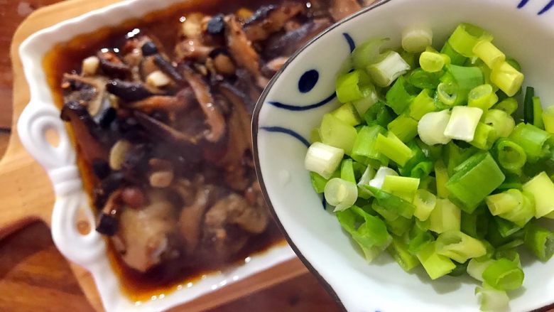 老干妈香菇蒸鸡腿,撒上小葱,即可