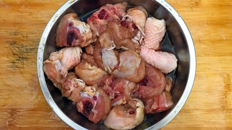 老干妈香菇蒸鸡腿,抓均匀,腌制,备用