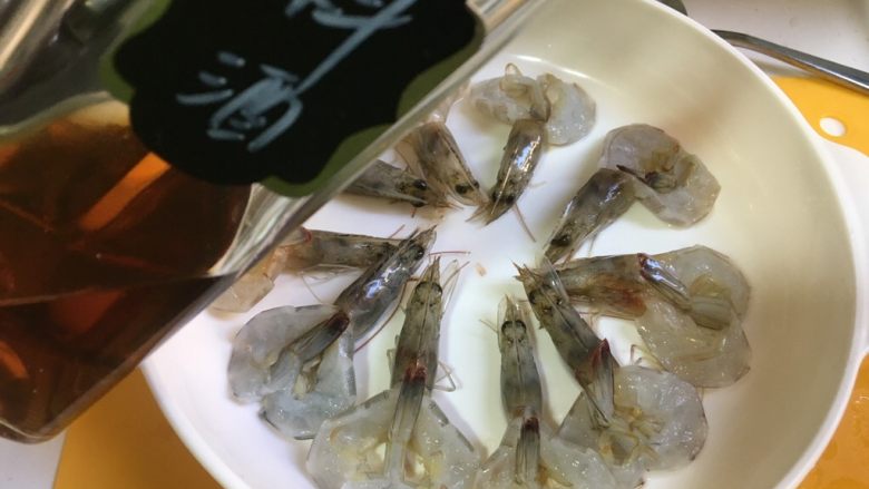 宴席菜-微波炉蒸虾,放入料酒