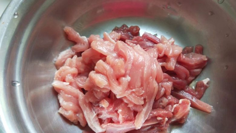 京酱肉丝,肉丝放入盆中。