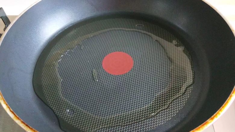 京酱肉丝,不沾锅倒入15克<a style='color:red;display:inline-block;' href='/shicai/ 849'>花生油</a>。