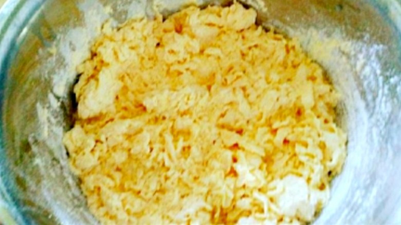 奶香玉米饼,把酵母水倒入面粉里,用筷子搅拌均匀