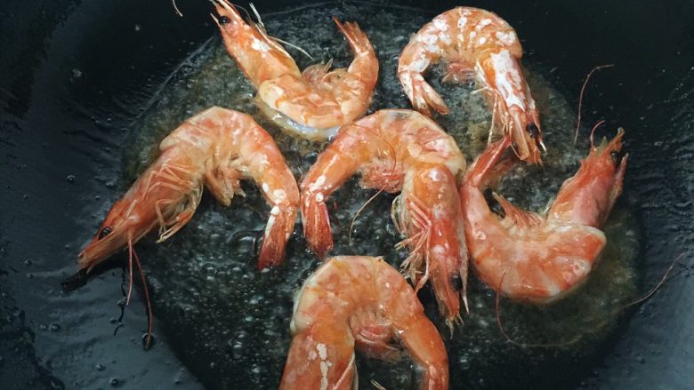 泰式甜辣虾,翻个面,(家里毕竟不是饭店,不可能起很大的油锅,也不会一锅油反复使用,所以只能在现有的条件下尽可能做到最好😝)