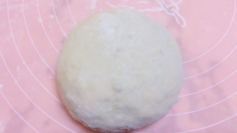 辣炒手搓土豆面鱼,面醒好,取一份揉成圆形