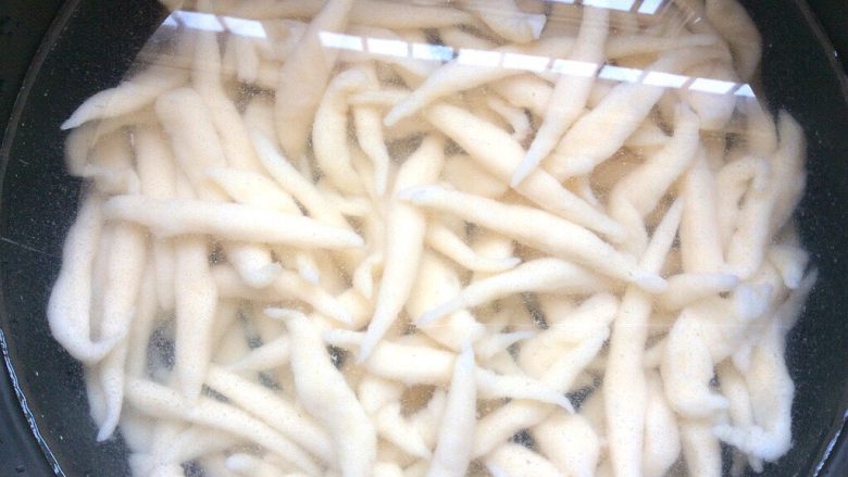辣炒手搓土豆面鱼,捞出,过凉水