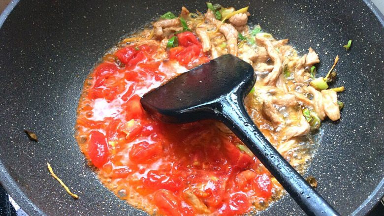 辣炒手搓土豆面鱼,放入番茄炒出红油,