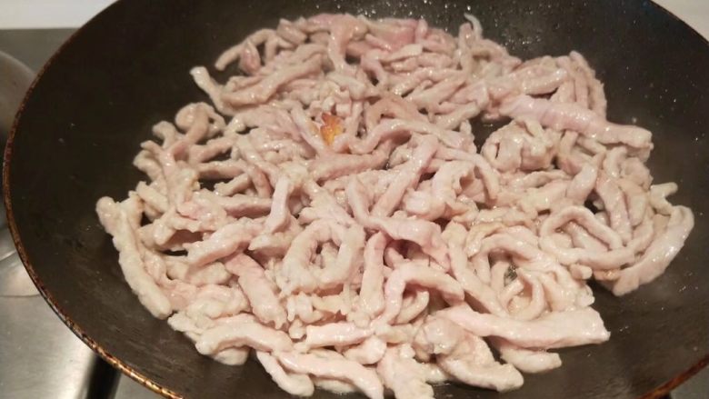 京酱肉丝,方入葱姜蒜末,在倒入肉丝炒散。