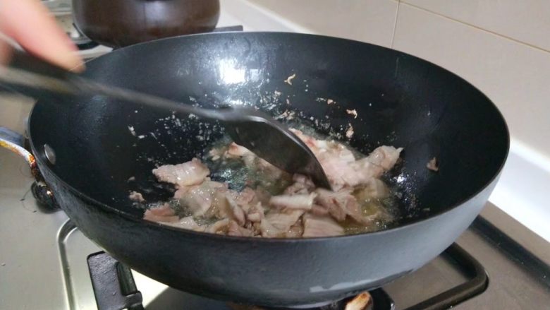 豆角焖面,锅烧热放适量油,在放入五花肉炒出油来,方入葱姜蒜。
