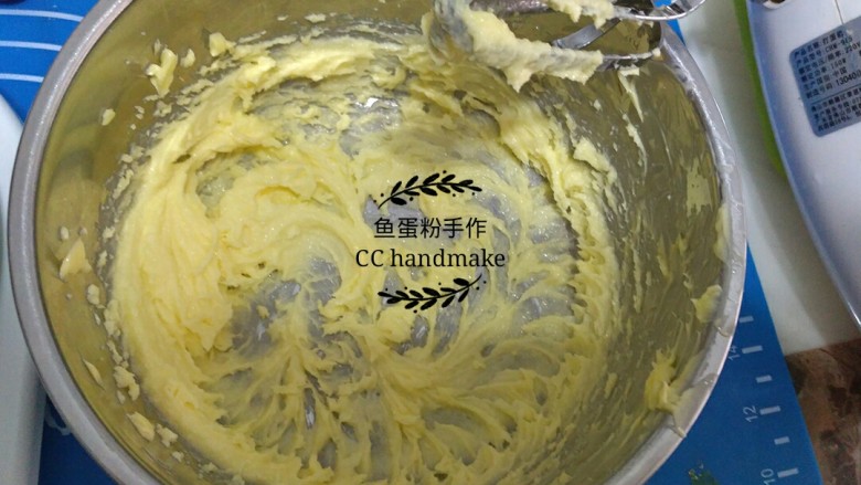 蔓越莓芝士派,先做派皮。<a style='color:red;display:inline-block;' href='/shicai/ 887'>黄油</a>室温融化至手指可以轻易搓洞的状态。加入细砂糖和盐打发至微微发白。