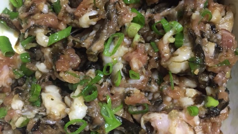 榄菜肉饼,和面的图片没有拍,直接从肉馅开始吧!😂 原谅我,哈哈!
五花肉或者前腿肉,2肥8瘦,或者纯瘦肉都行,剁碎,按自己喜欢的口味调味。切记少盐或者不放盐,因为<a style='color:red;display:inline-block;' href='/shicai/ 2862'>橄榄菜</a>咸。我只加少许酱油,和<a style='color:red;display:inline-block;' href='/shicai/ 2862'>橄榄菜</a>,葱花一起拌匀。