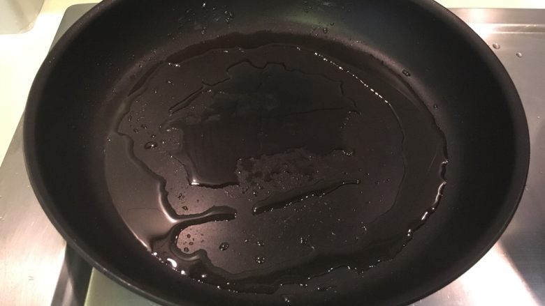 先煎后烤之香草厚切猪排,烤箱温度到时热油锅!