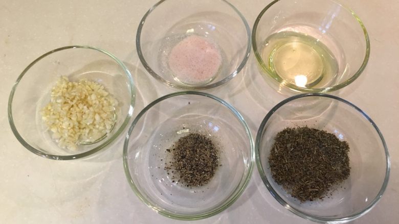 先煎后烤之香草厚切猪排,蒜头切末,其他找分量预备好