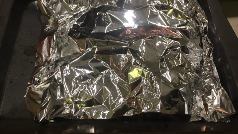 先煎后烤之香草厚切猪排,盖铝箔纸封好!静置5分钟!就好啦!