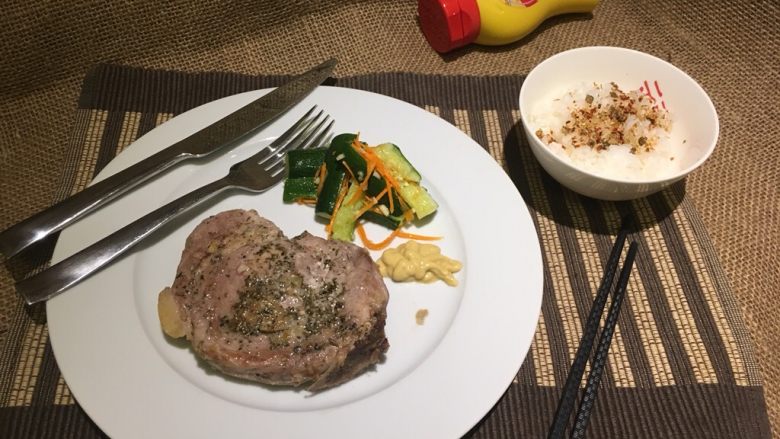 先煎后烤之香草厚切猪排,摆盘!开饭!