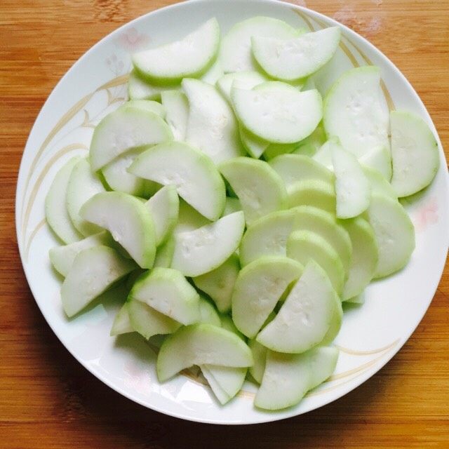 家常菜+蒲瓜炒虾皮,将切好的蒲瓜装在盘子里