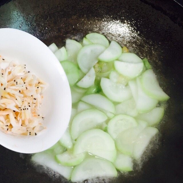 家常菜+蒲瓜炒虾皮,将虾皮倒入锅里