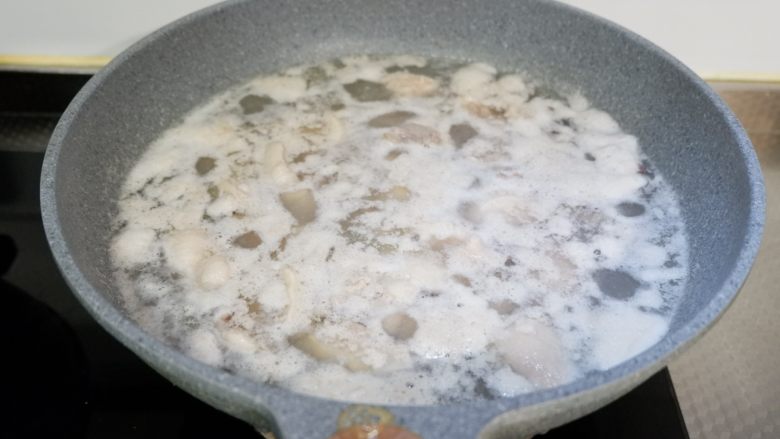 啤酒鸭,冷水下锅,水开焯烫出浮沫,鸭肉变色