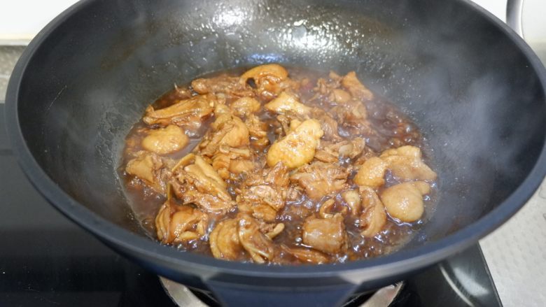啤酒鸭,汁不要收的太浓,拌饭相当美味。