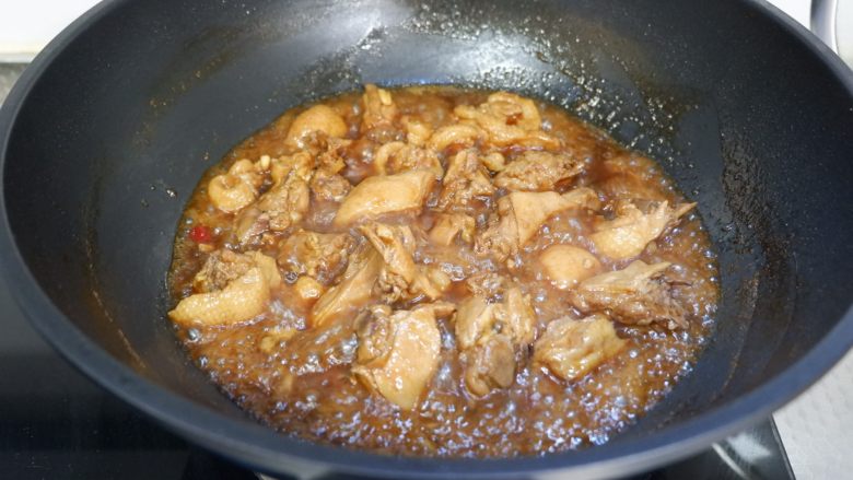 啤酒鸭,待汤汁浓稠,根据个人口味调入适量盐提味翻炒均匀即可