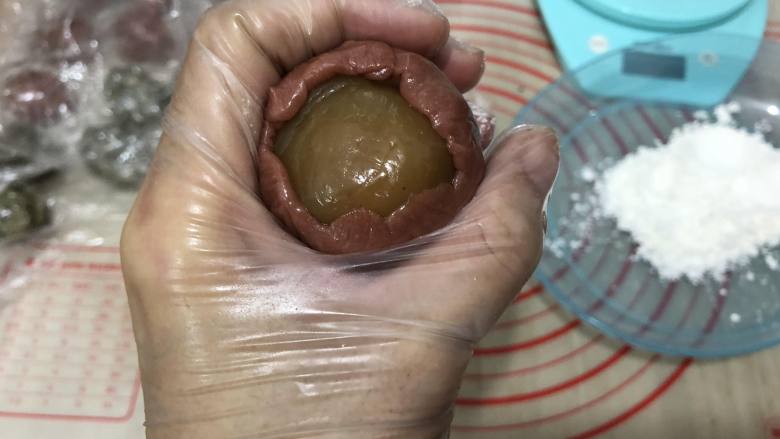 广式奶香月饼,用虎口把饼皮收好,收圆