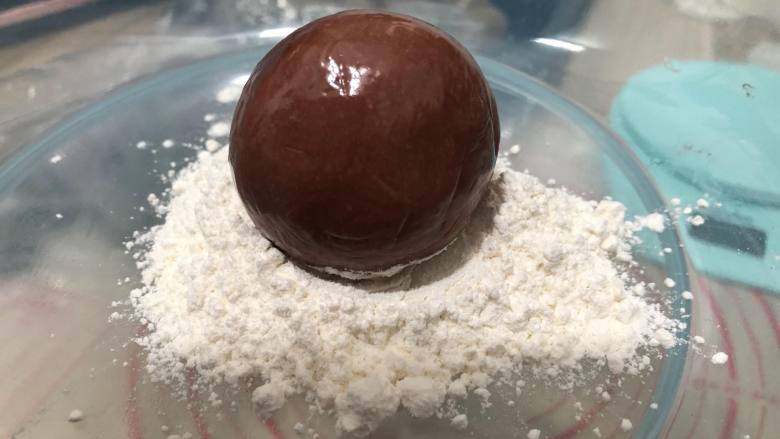 广式奶香月饼,把月饼放在面粉中滚一圈,月饼拿出把表面多余的面粉拍掉,
模具装好花片,装入少许面粉滚一圈,再把面粉磕出来,把月饼放入模具中,
按压花纹的时间要用巧劲,不能用满力哦