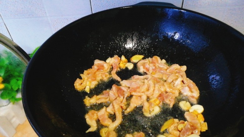 家常菜+芦笋木耳炒肉丝,倒入肉丝快速翻炒至变色,