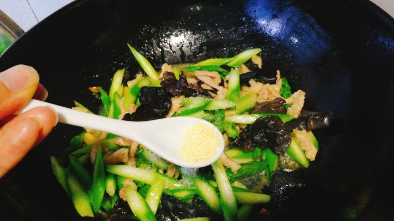 家常菜+芦笋木耳炒肉丝,<a style='color:red;display:inline-block;' href='/shicai/ 756'>鸡精</a>,翻炒几下