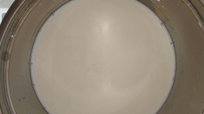 低脂抹茶豆腐挞,<a style='color:red;display:inline-block;' href='/shicai/ 758'>吉利丁</a>冷水泡软备用,牛奶和木糖醇混合加热,至糖融化即可