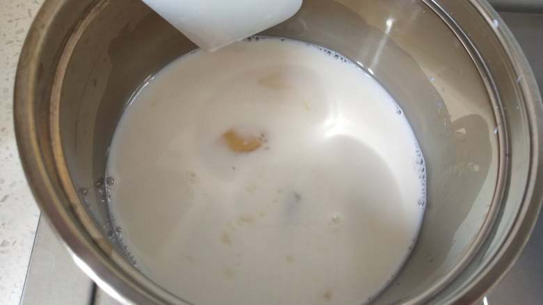 低脂抹茶豆腐挞, 泡软的吉利丁放入牛奶和糖的混合物中,搅拌至吉利丁完全融化