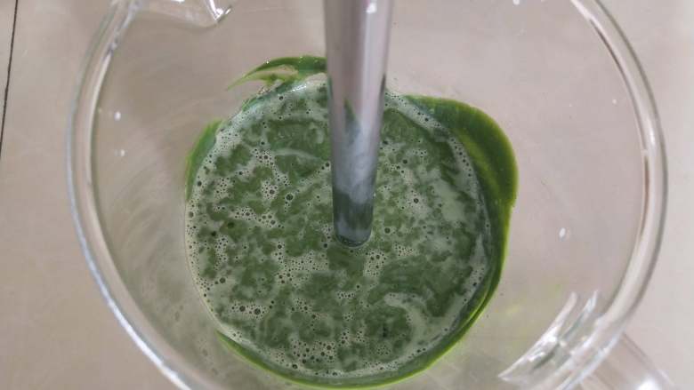 低脂抹茶豆腐挞,抹茶豆腐糊中加入步骤四的混合物,再加入<a style='color:red;display:inline-block;' href='/shicai/ 8197'>淡奶油</a>,用料理机打匀