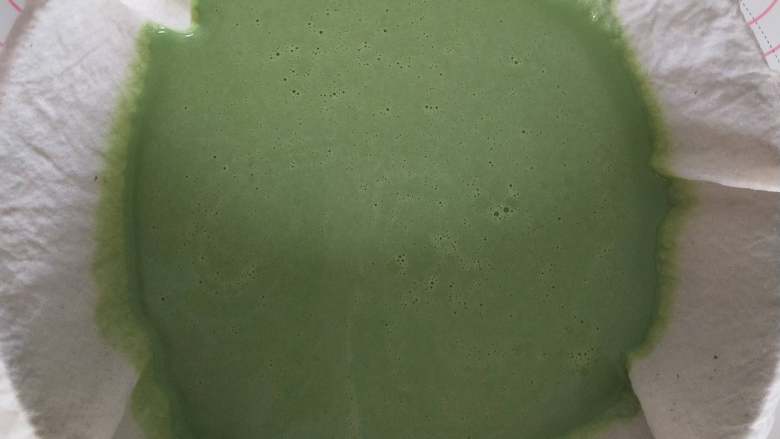 低脂抹茶豆腐挞,将做好的抹茶豆腐溶液用纱布过滤一遍,放冰箱冷藏至溶液完全变凉!隔一会搅拌一下,让溶液冷藏到稍微浓稠一些