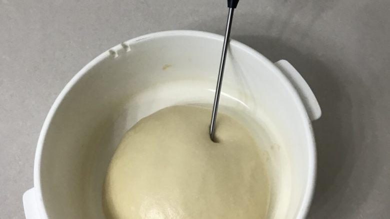 豆沙花朵面包,拿出来整圆放入发酵盒中,揉出来的面团温度有点高,盖上盖放冰箱冷藏十分钟拿出来室温下一发(我这里室温26度)