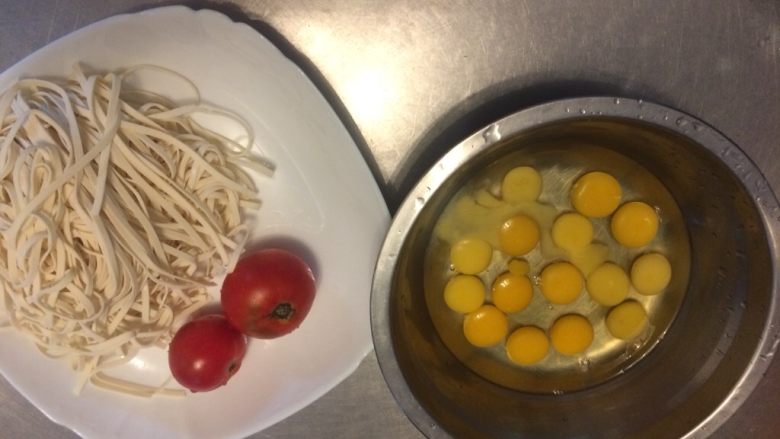 西红柿鹌鹑蛋炒面,准备材料
