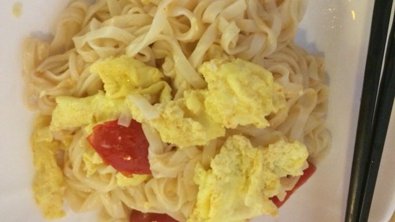 西红柿鹌鹑蛋炒面
