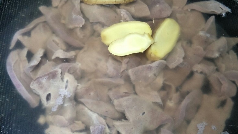糖糖辅食记之猪肝粉,然后猪肝放锅里煮,水烧开后撇去水,重新加水煮,如果觉得猪肝上有絮絮叨叨的东西,就一个一个洗干净
