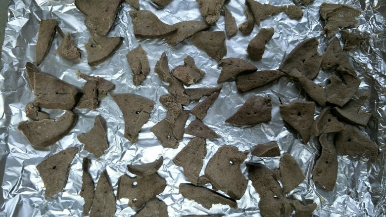 糖糖辅食记之猪肝粉,煮熟后捞出沥干水分,放烤箱里烤,100度烤3个小时左右,中间可以翻一面,根据情况来,要是那种硬硬的感觉