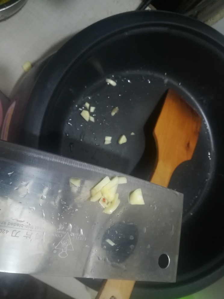 开胃酸豆角肉沫,开锅,加油,下蒜