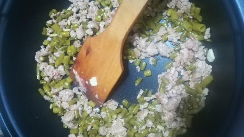 开胃酸豆角肉沫,加入酸豆角炒,加点糖,因为我觉得豆角比较酸了