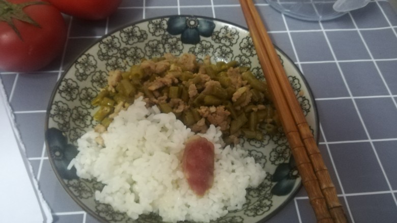 开胃酸豆角肉沫,把一半打包进饭盒明天带公司,另外的加饭一起吃
