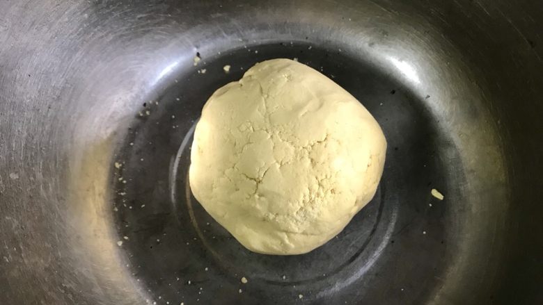 Q弹黄米枣糕,加温水和成光滑面团,水要一点一点的加,刚刚能成型的状态就行,不要加多了,否则蒸后都瘫软不成型了。