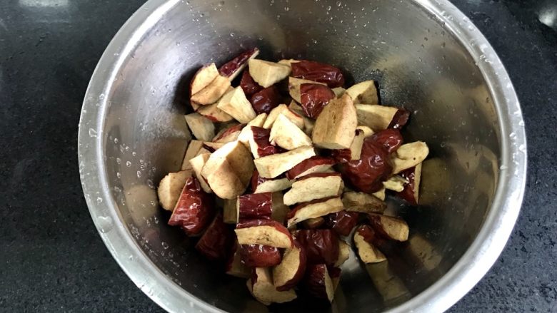 Q弹黄米枣糕,因为我的大枣实在是太大,和土鸡蛋差不多大了,所以必须切开,顺便去核,如果是小枣就随自己的心意了。