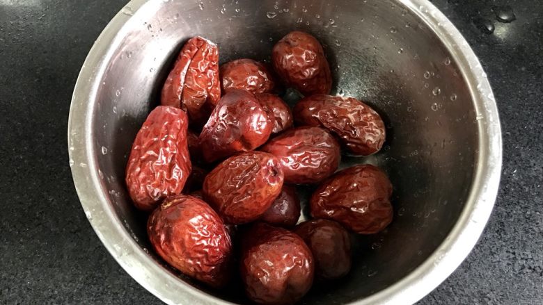 Q弹黄米枣糕,大枣清洗干净,特别是皱纹里的也要用毛刷刷干净。